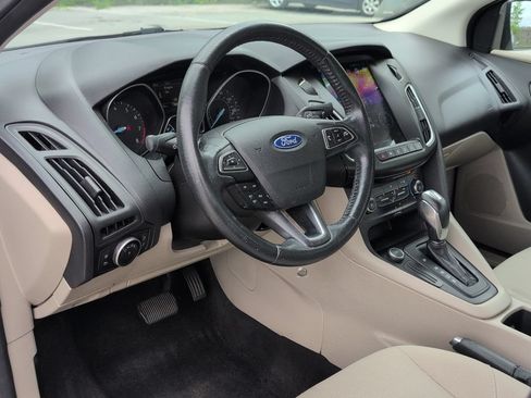 Used 2016 Ford Focus SE w/ SE Sport Package FWD image 10