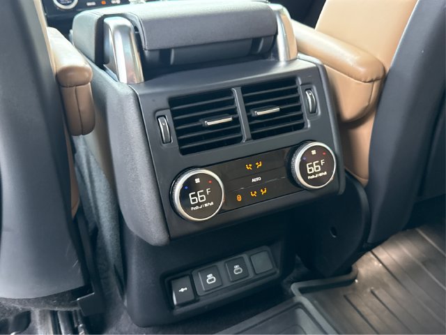 Used 2024 Land Rover Discovery Dynamic SE AWD/4WD image 22