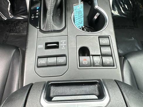 Used 2023 Toyota Highlander XLE AWD/4WD image 25