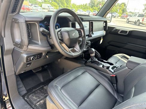 New 2025 Ford Bronco Badlands image 9