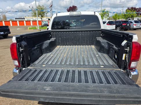 Used 2018 Toyota Tacoma TRD Off-Road image 21