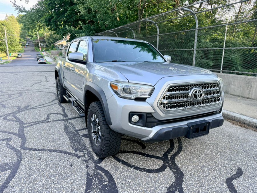 Used 2017 Toyota Tacoma TRD Off-Road w/ Tow Package AWD/4WD image 4