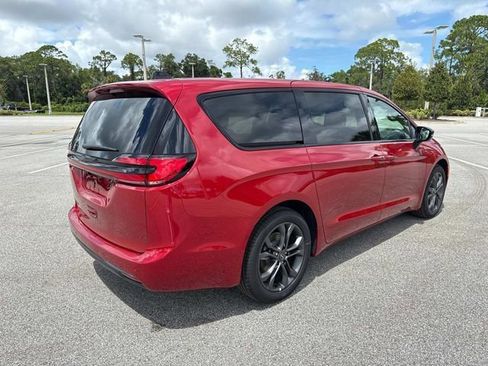 New 2026 Chrysler Pacifica Select image 3