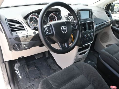 Used 2018 Dodge Grand Caravan SE w/ UConnect Hands-Free Group FWD image 9