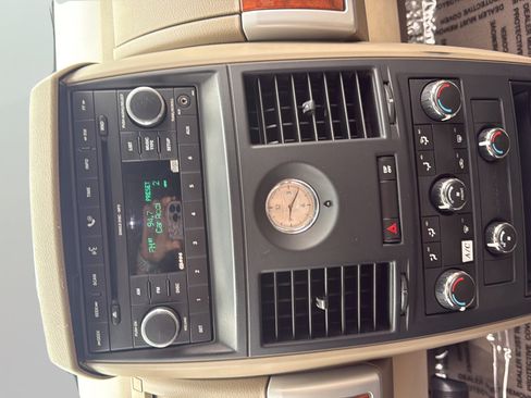 Used 2008 Chrysler Town & Country Touring w/ Family Value Group FWD image 19
