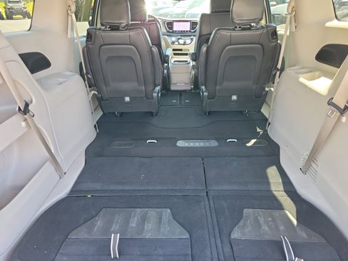Used 2024 Chrysler Pacifica Touring-L FWD image 20