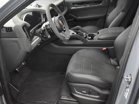 Used 2024 Porsche Cayenne Turbo GT image 5