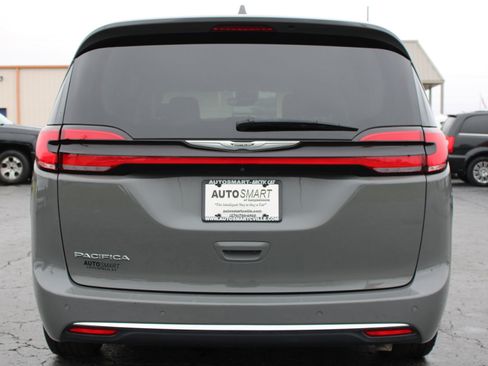 Used 2022 Chrysler Pacifica Touring-L image 5