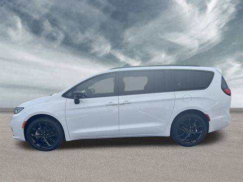 Used 2023 Chrysler Pacifica Limited w/ Uconnect Theater Family Group image 2