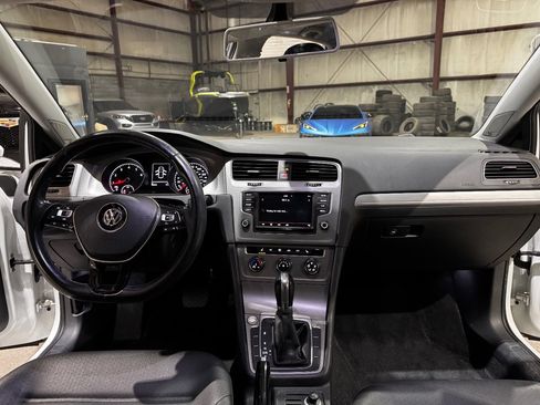 Used 2016 Volkswagen Golf S image 28