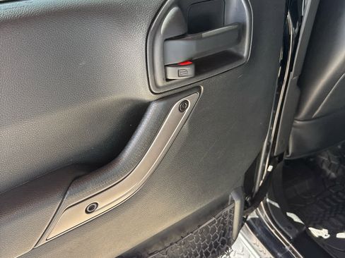 Used 2018 Jeep Wrangler Unlimited Sahara image 37