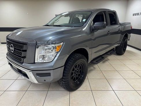 Used 2023 Nissan Titan SV w/ SV Convenience Package image 3