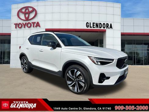 Used 2025 Volvo XC40 B5 Plus AWD/4WD image 1