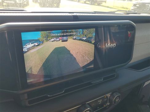 Used 2024 Jeep Wrangler Sahara image 21