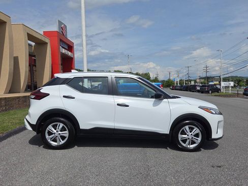 Used 2025 Nissan Kicks Play S FWD image 2