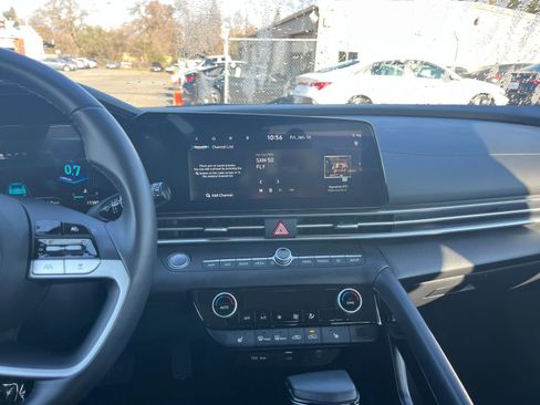 Used 2025 Hyundai Elantra SEL image 18