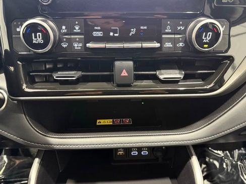 Used 2025 Toyota Highlander Platinum image 38