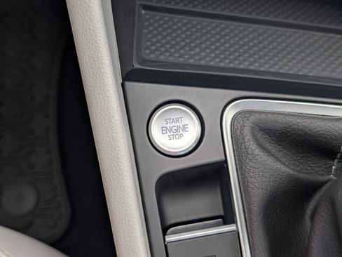 Used 2025 Volkswagen Jetta SE w/ Sunroof Package FWD image 33