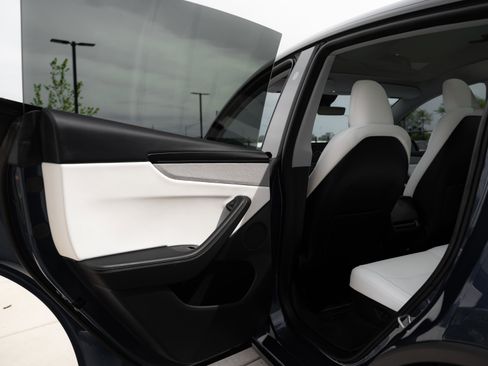 Used 2026 Tesla Model Y Long Range AWD/4WD image 27