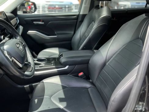 Used 2022 Toyota Highlander XLE FWD image 14
