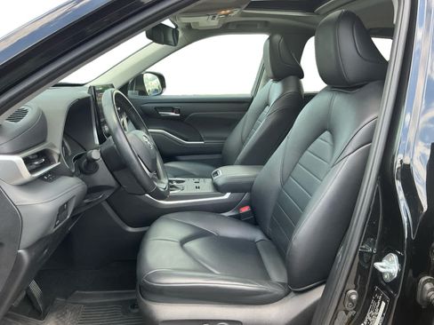 Used 2023 Toyota Highlander XLE FWD image 9