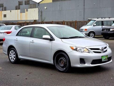 Used 2011 Toyota Corolla LE image 3