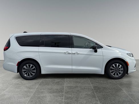 New 2025 Chrysler Pacifica Select FWD image 6