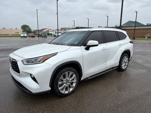 Used 2022 Toyota Highlander Limited FWD image 2