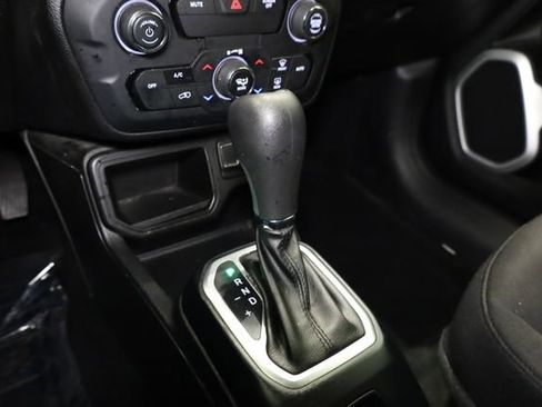 Used 2019 Jeep Renegade Latitude w/ Cold Weather Group image 21