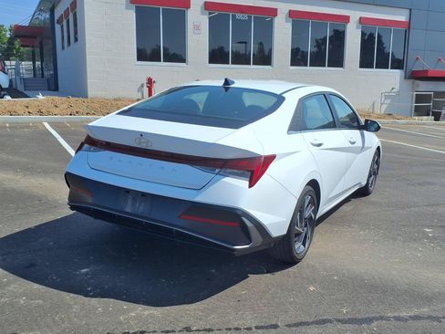 Used 2025 Hyundai Elantra SEL FWD image 4