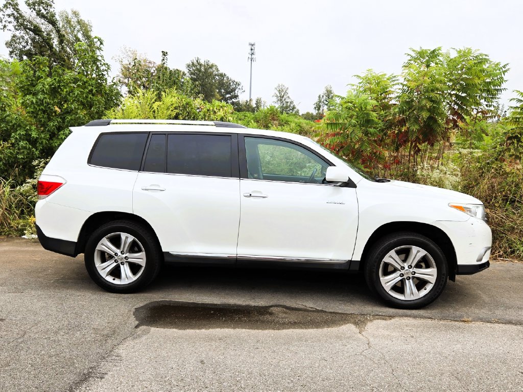 Used 2013 Toyota Highlander Limited FWD image 2