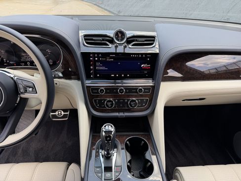 Certified 2023 Bentley Bentayga AWD/4WD image 4