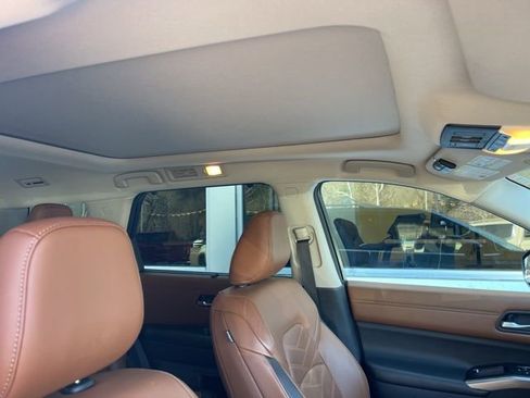 Used 2022 Nissan Pathfinder Platinum w/ Cargo Package image 10