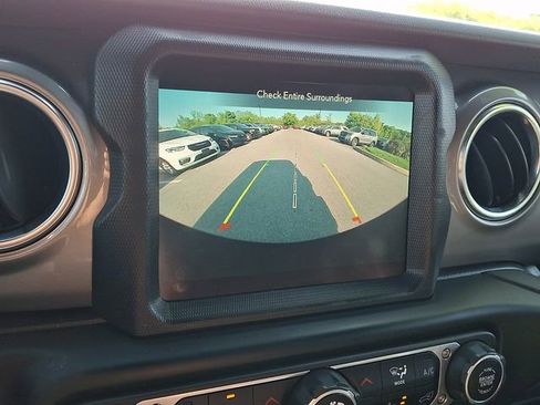 Used 2021 Jeep Wrangler Unlimited Sahara AWD/4WD image 18