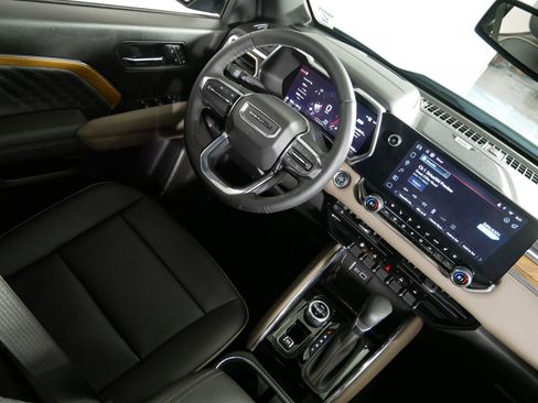 Used 2025 GMC Canyon Denali AWD/4WD image 9