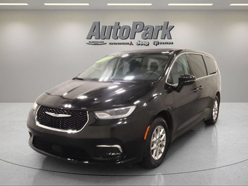 Certified 2024 Chrysler Pacifica Touring-L FWD image 3
