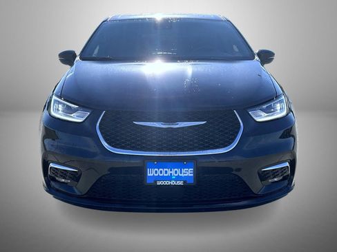 Used 2025 Chrysler Pacifica Select FWD image 2