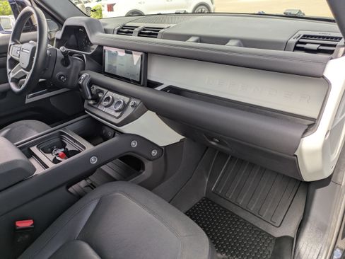 Used 2020 Land Rover Defender 110 SE image 13