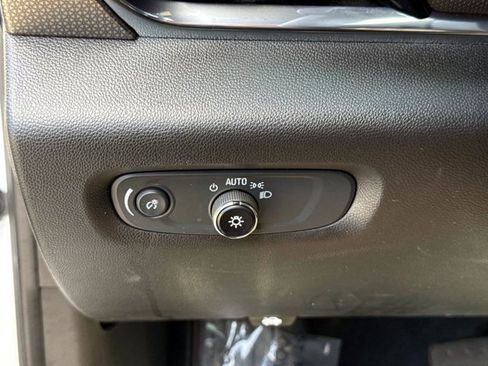Used 2023 Chevrolet Traverse Premier FWD image 33