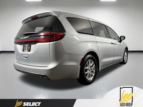Used 2023 Chrysler Pacifica Touring-L FWD image 6