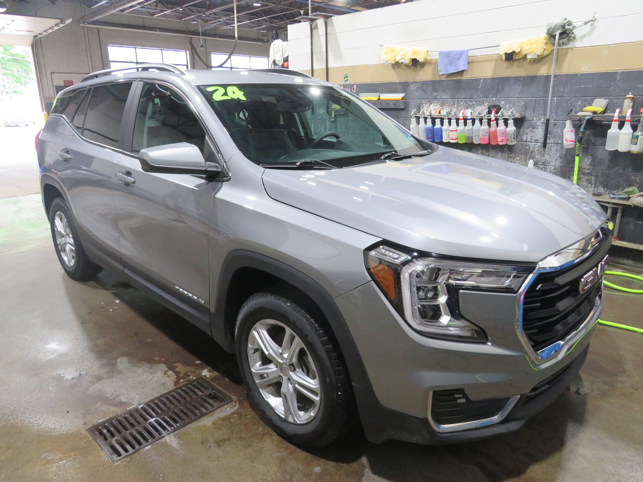 Used 2024 GMC Terrain SLE w/ Driver Convenience Package AWD/4WD image 1