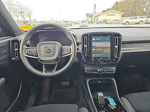 Used 2023 Volvo XC40 Recharge Ultimate image 2