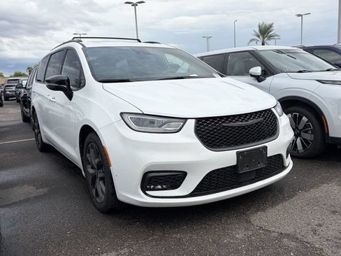 Used 2025 Chrysler Pacifica Limited FWD image 3