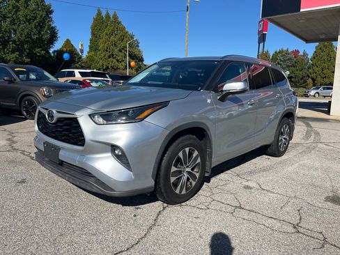 Used 2021 Toyota Highlander XLE image 1
