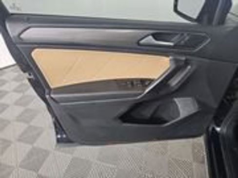 Used 2023 Volkswagen Tiguan SE w/ Panoramic Sunroof Package FWD image 9