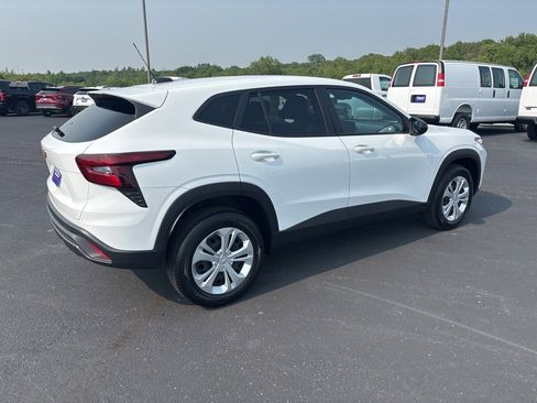 Used 2025 Chevrolet Trax LS image 5