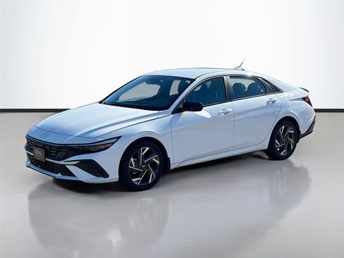 Certified 2025 Hyundai Elantra Sport FWD image 4