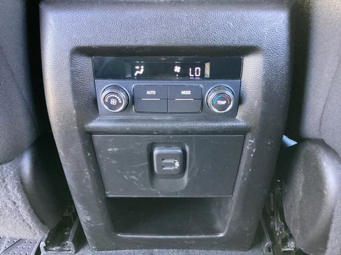 Used 2021 Chevrolet Traverse LT image 30