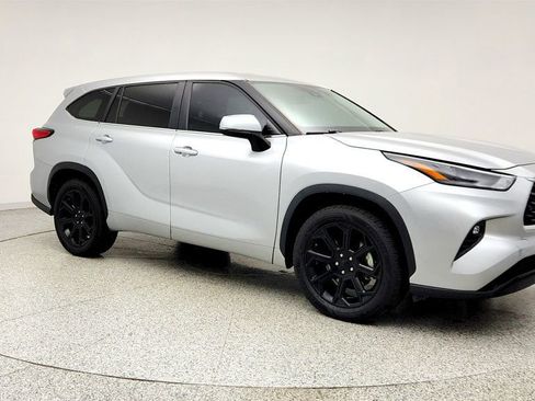 Used 2023 Toyota Highlander LE FWD image 3