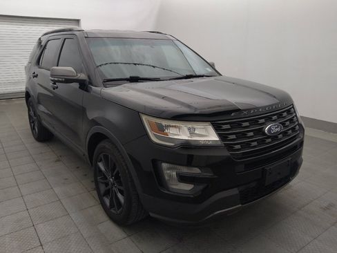 Used 2017 Ford Explorer XLT w/ Equipment Group 202A FWD image 13